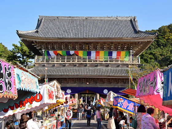 「お十夜」発祥の地である鎌倉の光明寺。3日3晩にわたって行われる仏教祭典に参加しよう