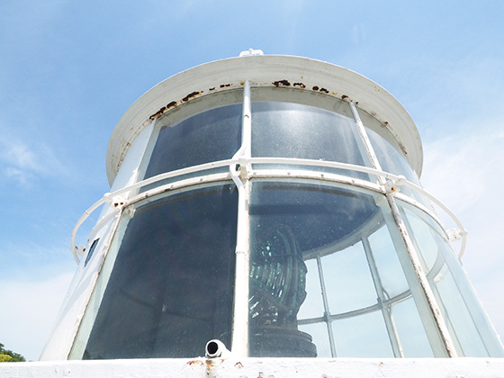 三浦半島の先端から船舶を見守る「観音埼灯台」に登って太平洋を眺めよう。