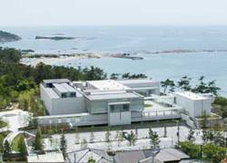 2003年3月に竣工、10月に開館した葉山館は、神奈川県立近代美術館の3番目の建物です。