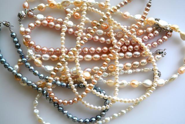 色も形もさまざまな個性的な淡水真珠