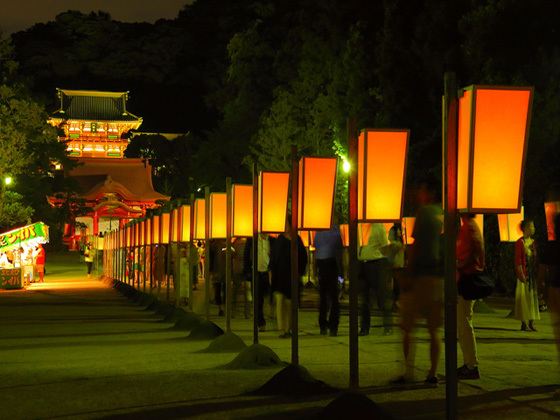 夜の闇にぼんぼりのあかりが浮かぶ、鎌倉の「ぼんぼり祭り」