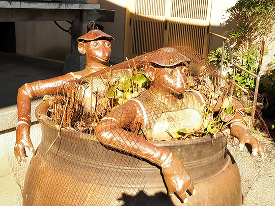 茅ヶ崎発祥の逸話「河童徳利伝説」。ユーモラスな河童像のある輪光寺を