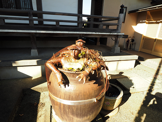 茅ヶ崎発祥の逸話「河童徳利伝説」。ユーモラスな河童像のある輪光寺を
